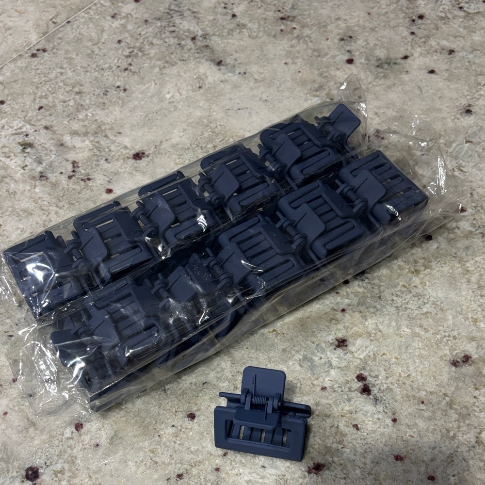 1Set of 20 Blue Hair Clips Set.
